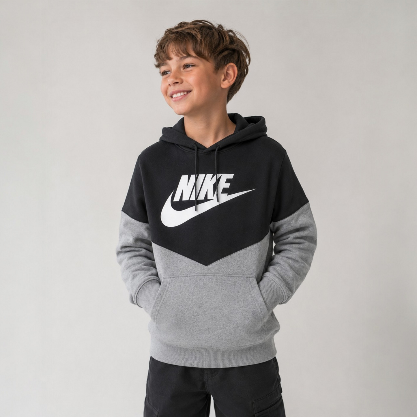 Nike Kinder Hoodie Schwarz Grau Gr. M (Youth) – Colorblock Kapuzenpullover mit großem Logo