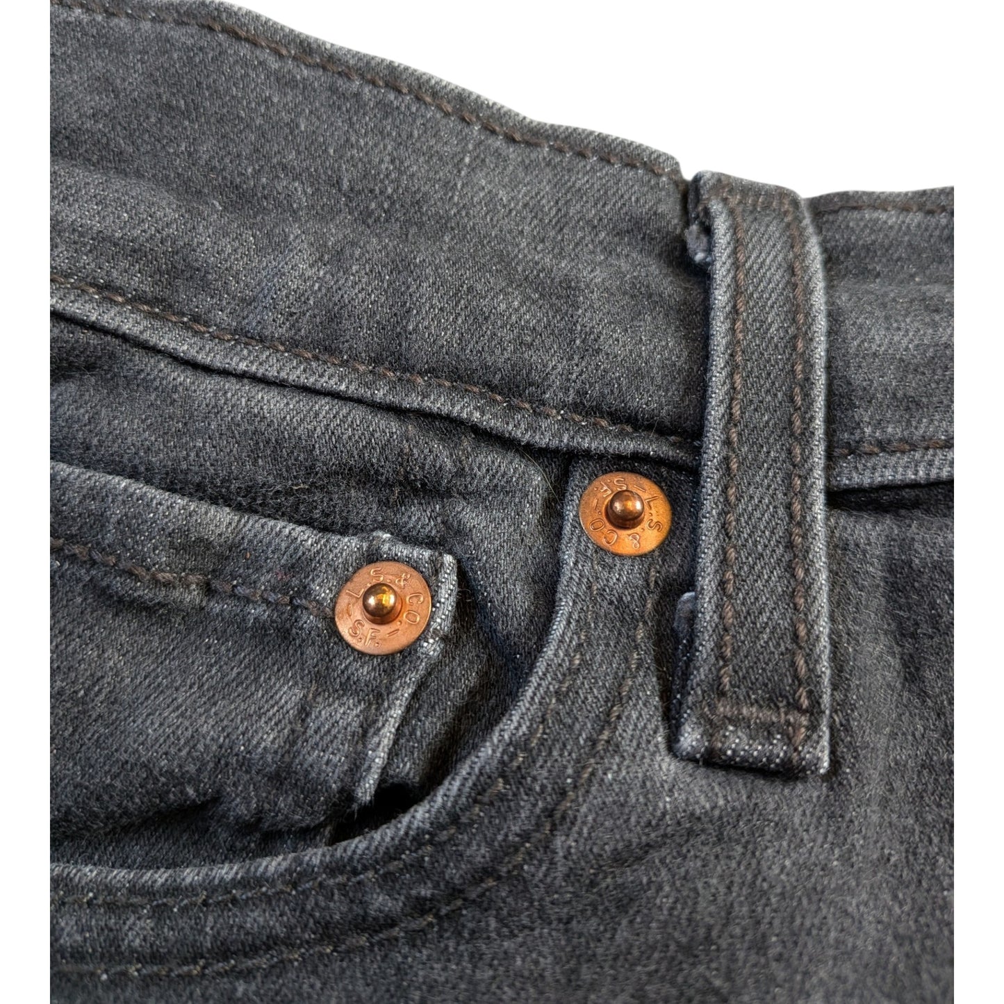 Levi's High Rise Jeans Shorts Schwarz W26 / DE 34 – Raw Hem & Stretch