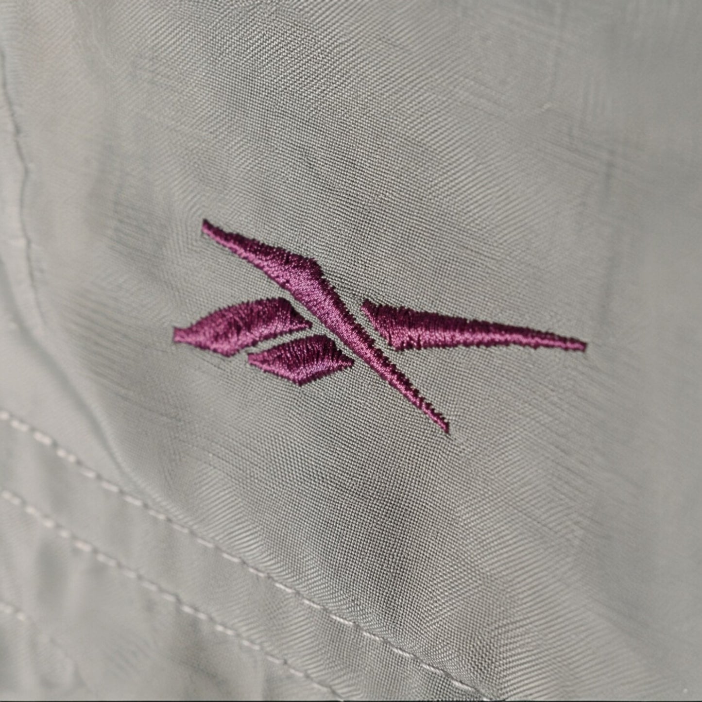 Vintage Reebok Windbreaker Jacke Grau Schwarz Burgundy Größe L (fällt eher M) Y2K Lightweight