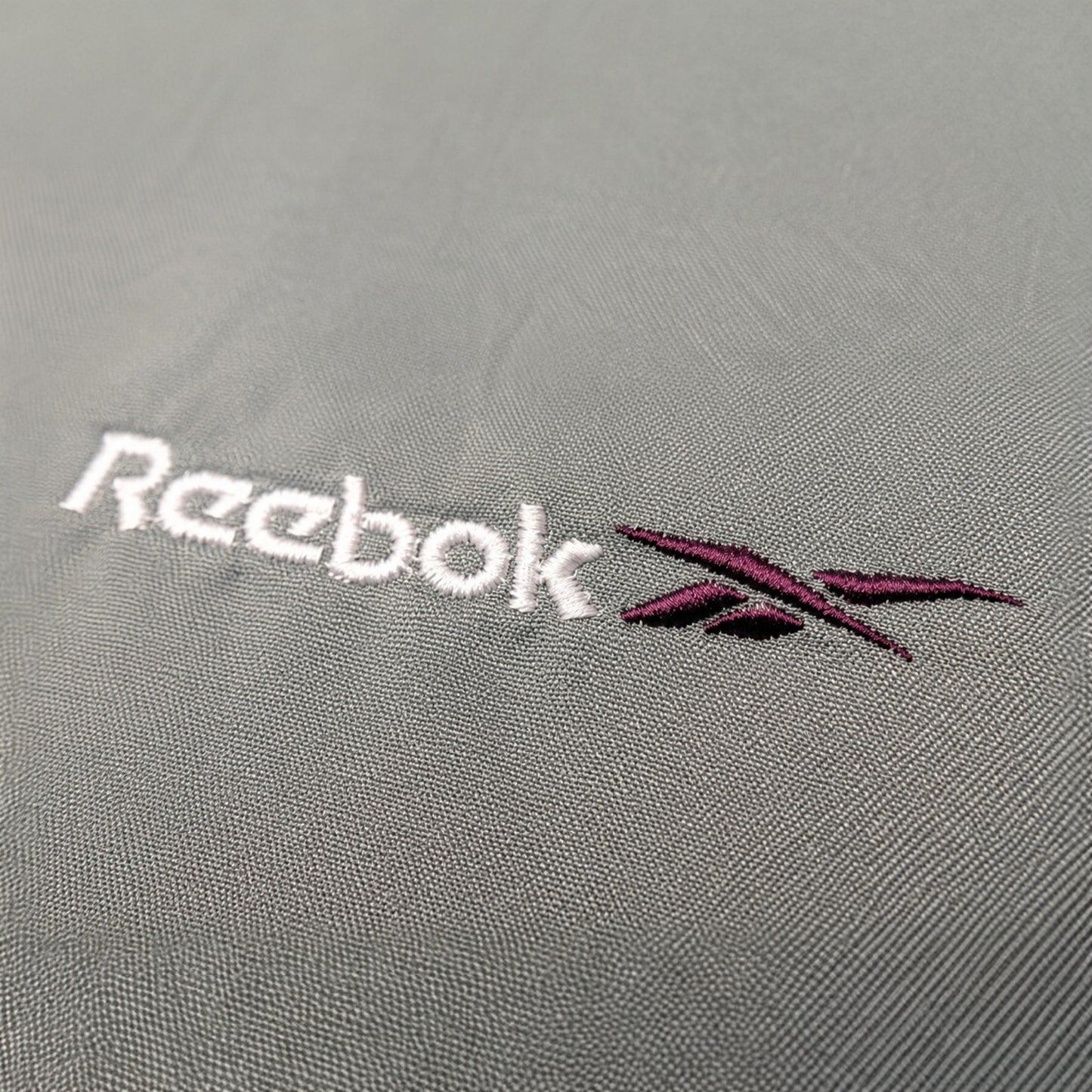 Vintage Reebok Windbreaker Jacke Grau Schwarz Burgundy Größe L (fällt eher M) Y2K Lightweight