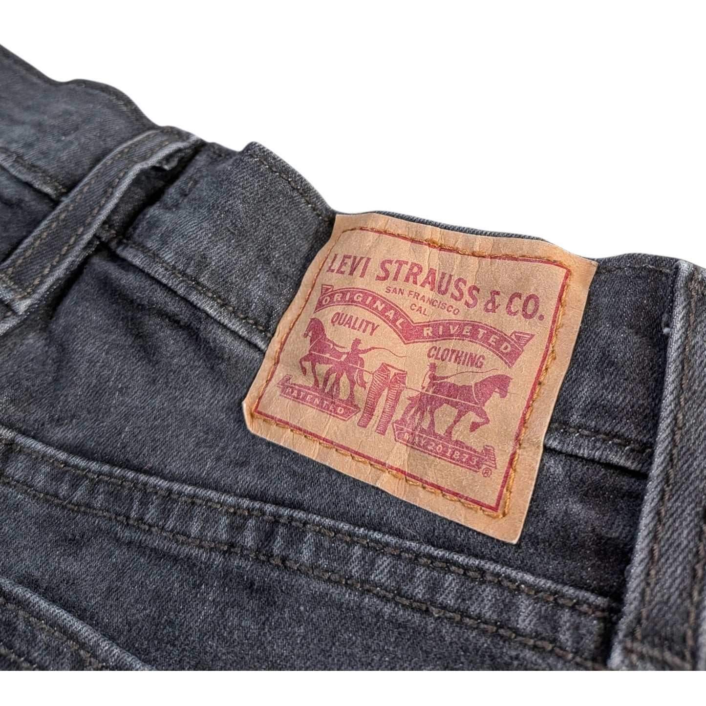 Levi's High Rise Jeans Shorts Schwarz W26 / DE 34 – Raw Hem & Stretch