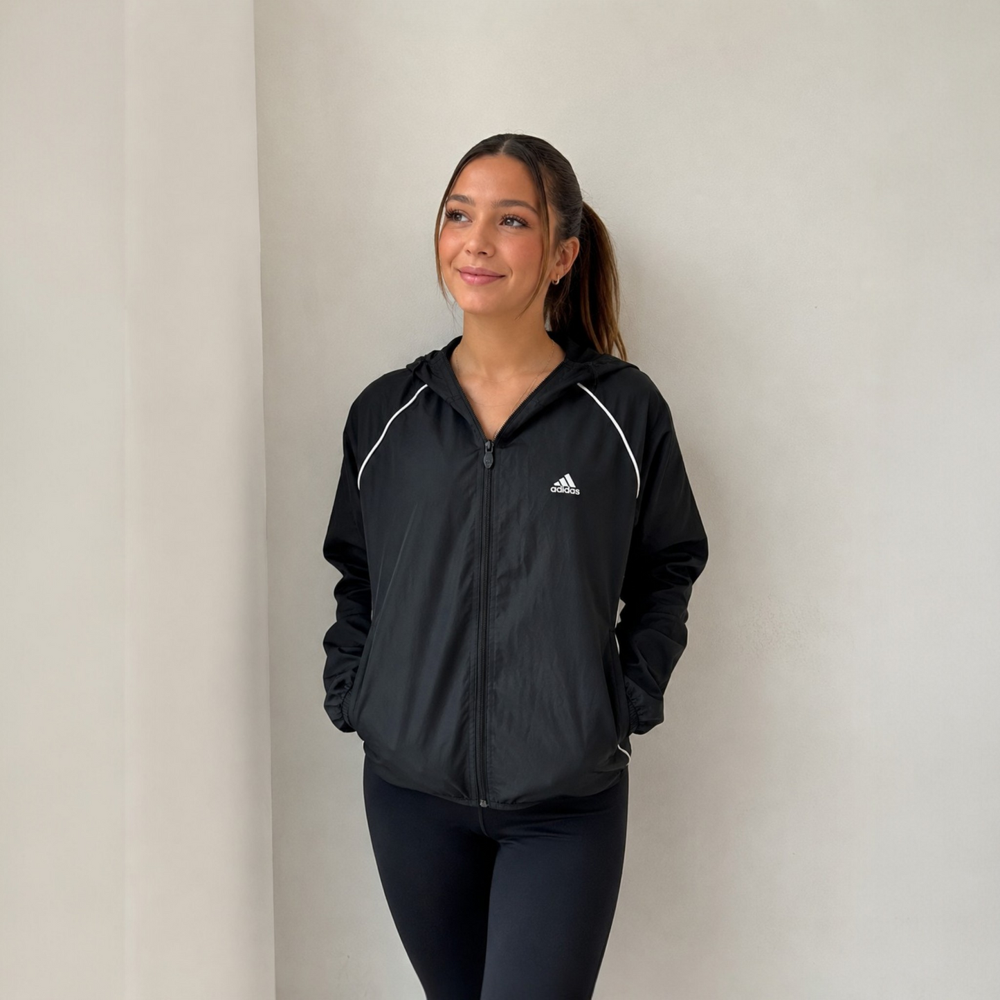 adidas Lightweight Windbreaker Jacke mit Kapuze Schwarz Weiß – Größe S