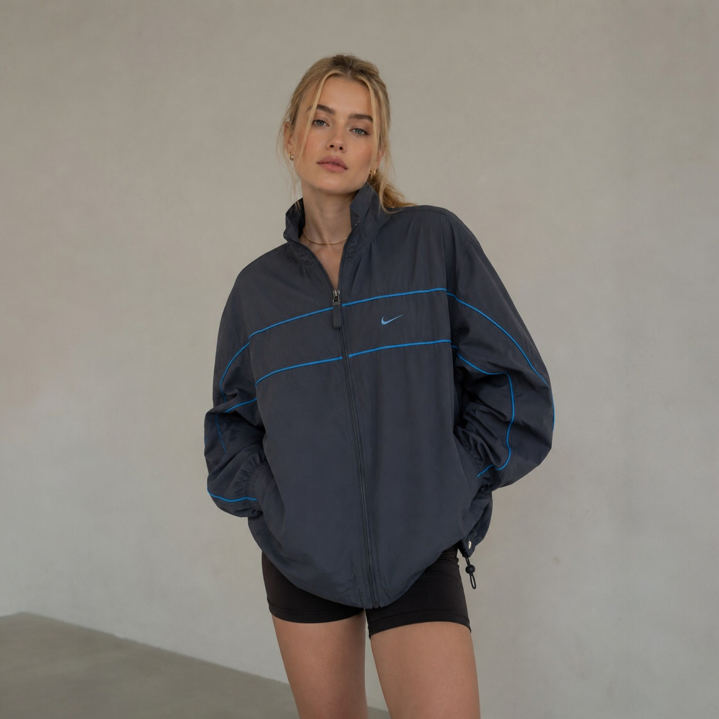 Vintage Nike Windbreaker Jacke Anthrazit Grau mit hellblauen Streifen und gesticktem Swoosh – Größe M
