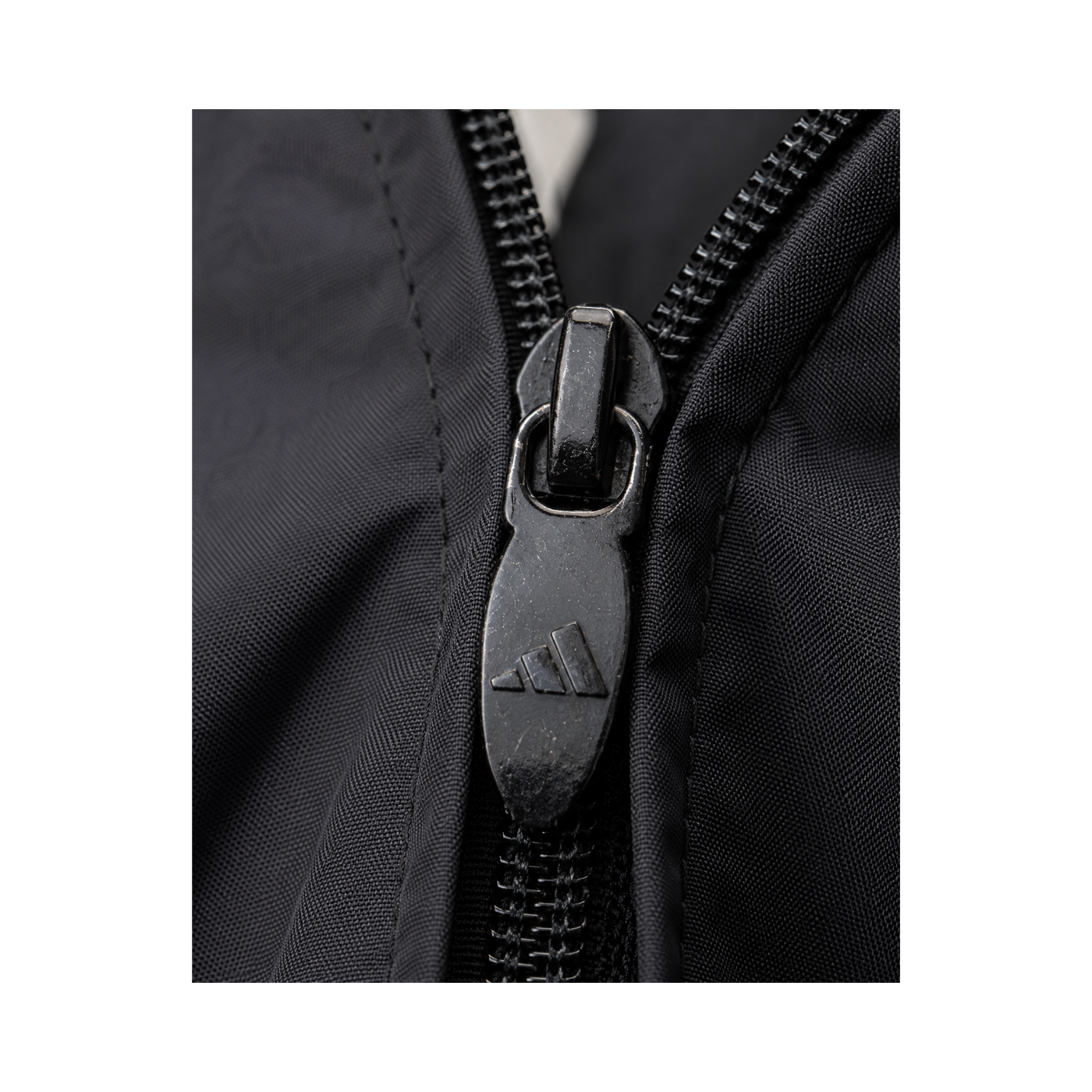 adidas Lightweight Windbreaker Jacke mit Kapuze Schwarz Weiß – Größe S